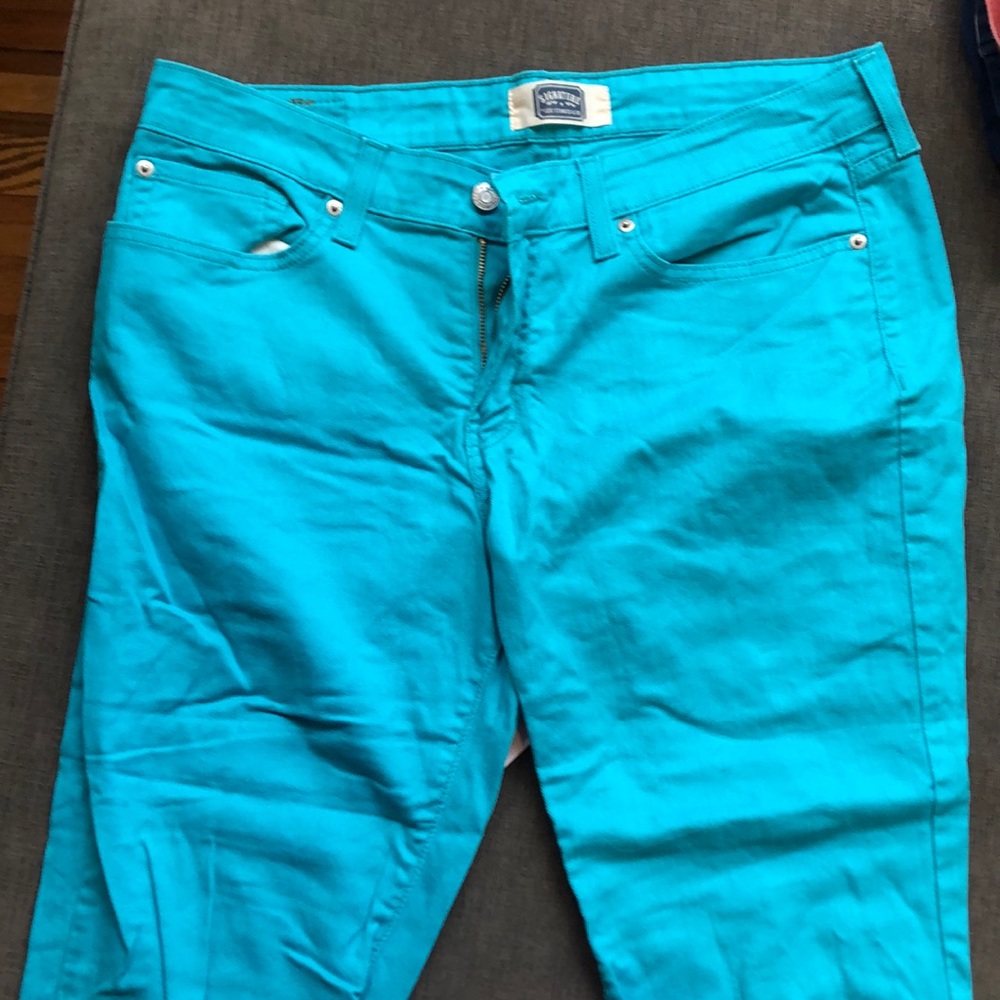 Levi aqua capris